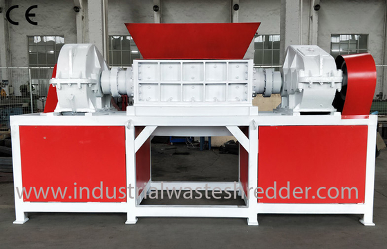 Un buon prezzo. Trinciatrice di legno del pallet dei rifiuti industriali 45 chilowatt con il sistema di separazione magnetica in linea