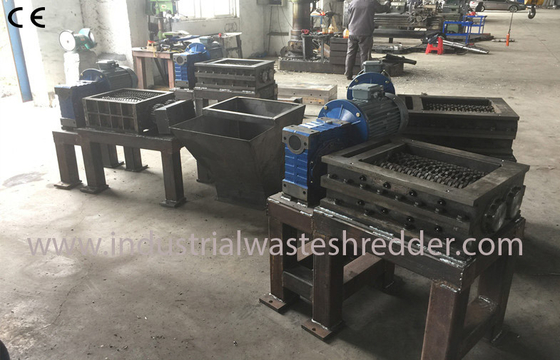 Un buon prezzo. Piccola macchina di plastica della trinciatrice dell'asse doppia, economia di spazio di plastica della macchina della trinciatrice della bottiglia in linea