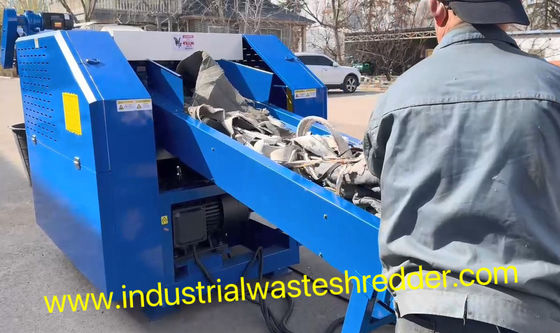 Un buon prezzo. Macchine di frantumazione per frammenti di cuoio artificiale con diverse cpacità e scarico in linea