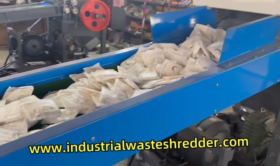 Un buon prezzo. Dispositivo di pannolini difettosi Trinciatore di tovaglioli sanitari Trinciamento con tagliatore a lame rotative efficienti in linea