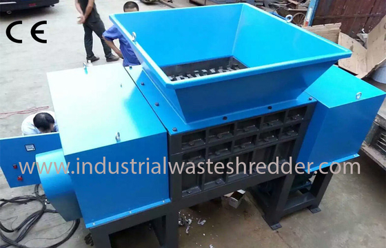 Un buon prezzo. Alta efficienza del grande taglio di coppia di torsione della trinciatrice di rifiuti industriali dei vestiti del residuo del tessuto in linea
