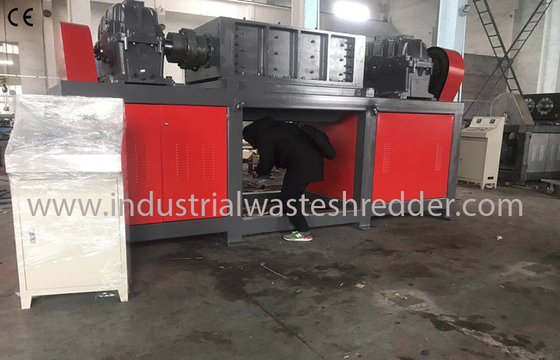 Un buon prezzo. Progettazione meccanica irregolare a bassa velocità di plastica della trinciatrice di rifiuti industriali del tamburo in linea