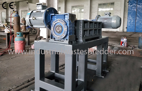 Un buon prezzo. Trinciatrice residua dei ricambi auto/macchina di plastica del frantoio per i grandi materiali duri in linea