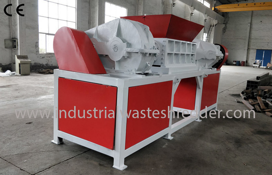 Un buon prezzo. I motori taglienti della trinciatrice 2 del film plastico determinano l'operazione a bassa velocità per le borse enormi in linea