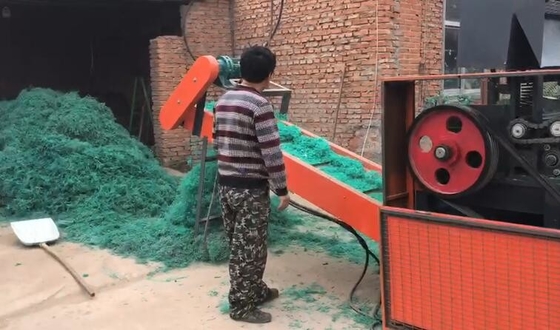 Un buon prezzo. Trinciatrice del film plastico del residuo della rete da pesca che gira progettazione torta del coltello in linea