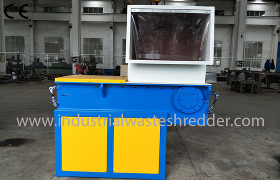 Un buon prezzo. Trinciatrice di plastica del grumo della singola asse, propulsione grande a macchina di riciclaggio di plastica in linea