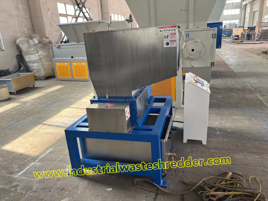 Un buon prezzo. Macchine di frantumazione di scarti industriali con copertura di superficie in acciaio inossidabile personalizzata in linea