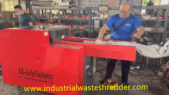 Un buon prezzo. 800F Scarti tessili Tritatore Motore di taglio 7.5KW Piccolo Tritatore Macchina per tessuti di frantumazione Input Conveyor 1400 * 330mm Lunghezza * Larghezza Tritatore di lenzuola in linea