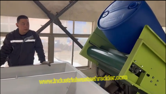 Trituratore di barili di rifiuti di plastica ad alta efficienza, Trituratore a doppio albero a tamburo IBC in HDPE da 200 litri con CE, Trituratore a tamburi di plastica da galloni 1000 kg all'ora, Trituratore a tamburi di plastica chimica